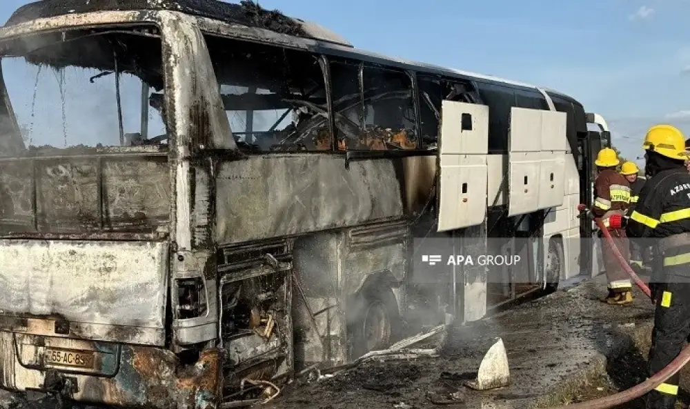 Hərəkətdə olan sərnişin avtobusu anidən alışıb yandı
