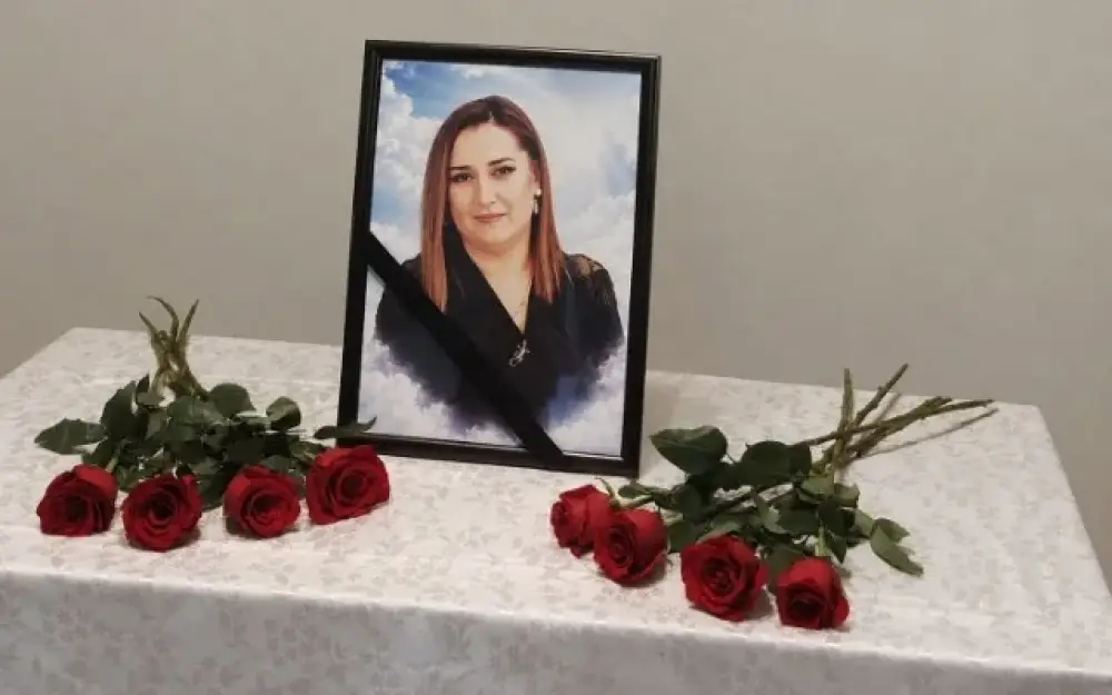 Dünyasını dəyişən direktoru son mənzilə alqışlarla yola saldılar - VİDEO