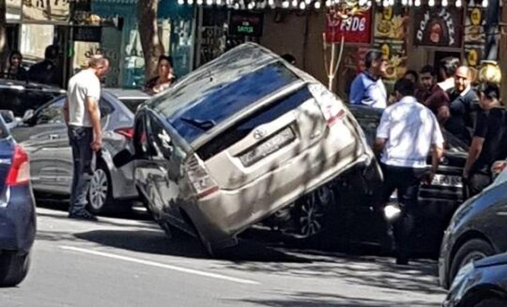 Bakıda “Prius” piyadanı vurdu, sürücü öldü