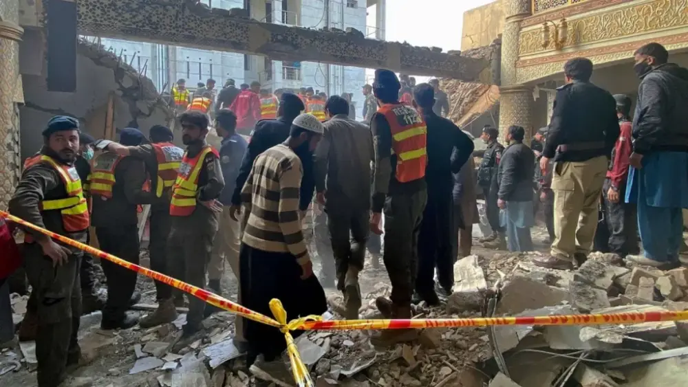 Pakistanda polis məntəqəsinə hücum: 16 nəfər ölüb