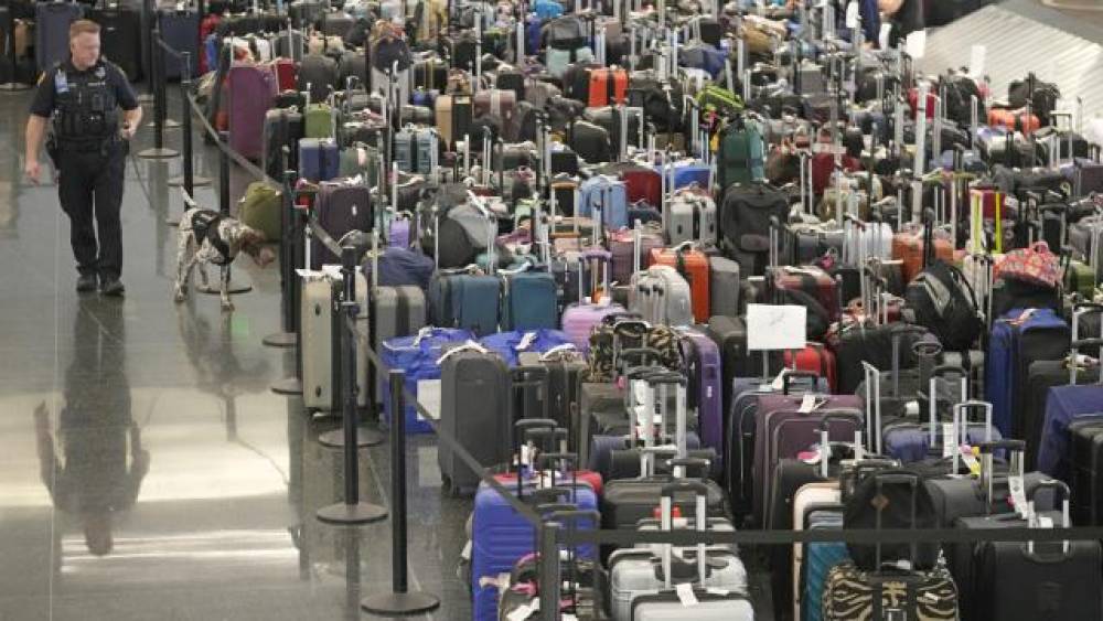 Böyük Britaniyada aviasiya böhranı: Təxminən min uçuş ləğv edildi