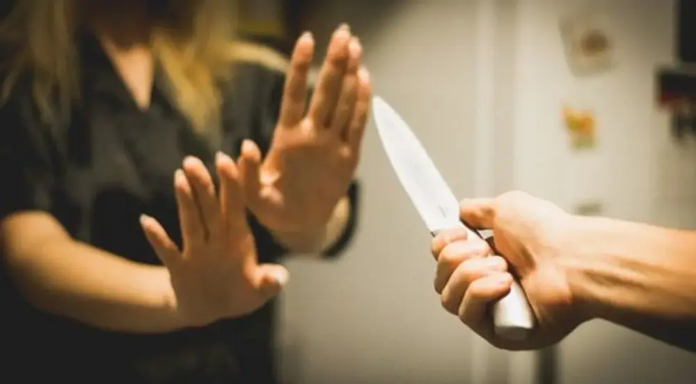 Kişi evinə getdiyi keçmiş arvadını çəkiclə döydü, sonra bıçaqladı