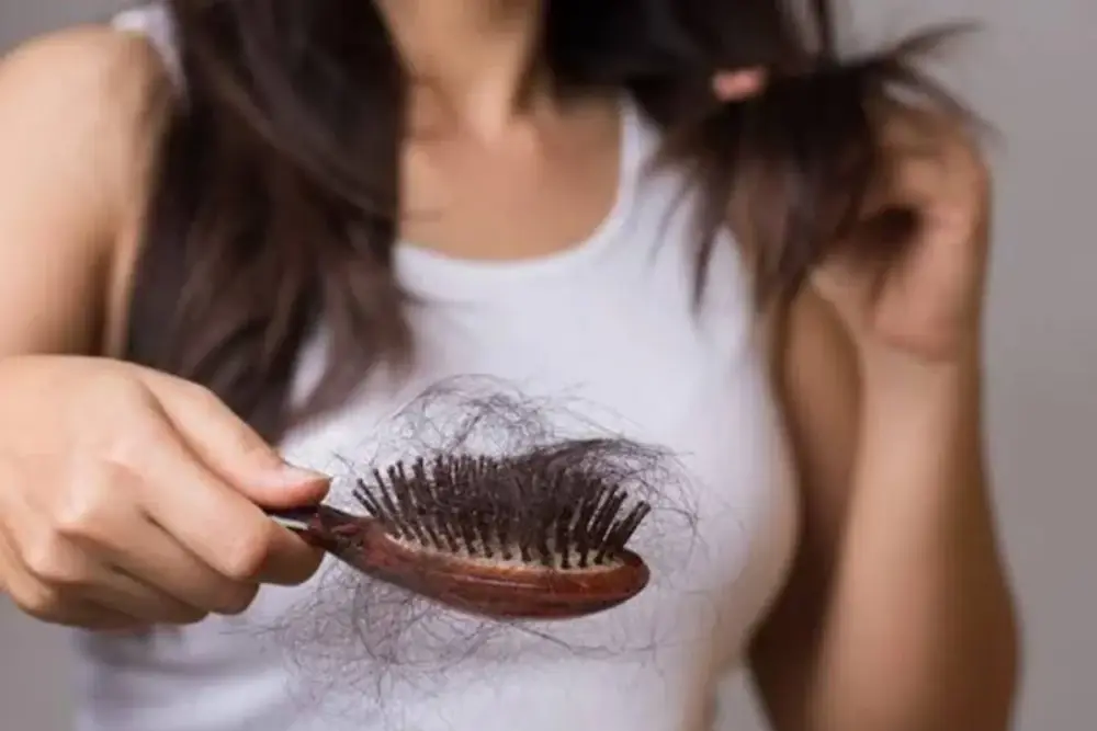Payızda saçlarınız çox tökülür? - Səbəb yayda baş verənlər ola bilər