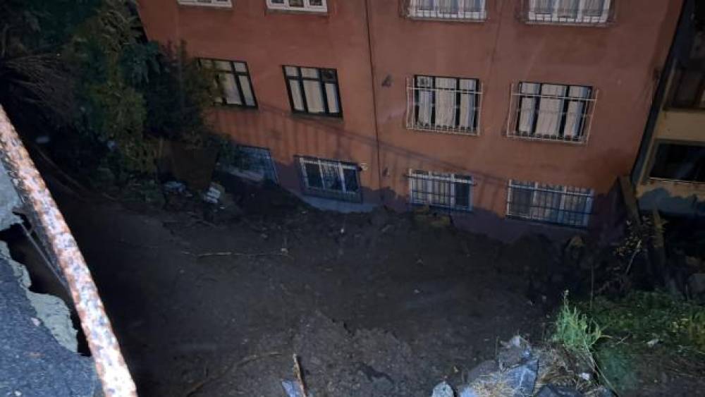 İstanbulda sürüşmə: 25 nəfər çoxmənzilli binadan təxliyə edilib